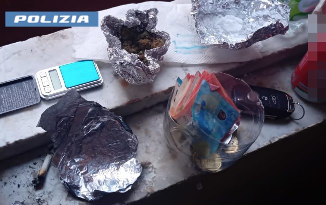 Catania, casa di spaccio e crack room a San Cristoforo: arrestati due pusher minorenni – VIDEO