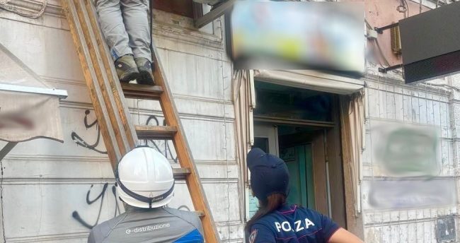 Catania, lavanderia allacciata abusivamente alla rete elettrica: arrestato il titolare