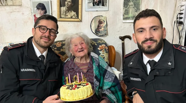 Favignana festeggia Zia Rosina: i carabinieri celebrano i suoi 104 anni