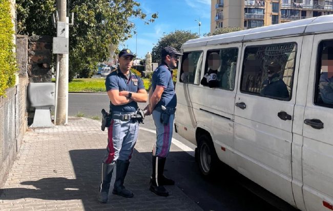 Usavano dei furgoni come scuolabus abusivi: il caso a Catania
