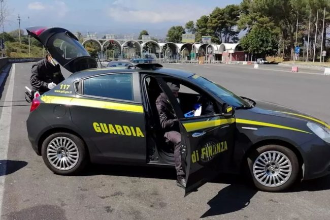 Dalla Calabria alla Sicilia con 7 chili di droga in auto: fermato 54enne all’imbarco dei traghetti