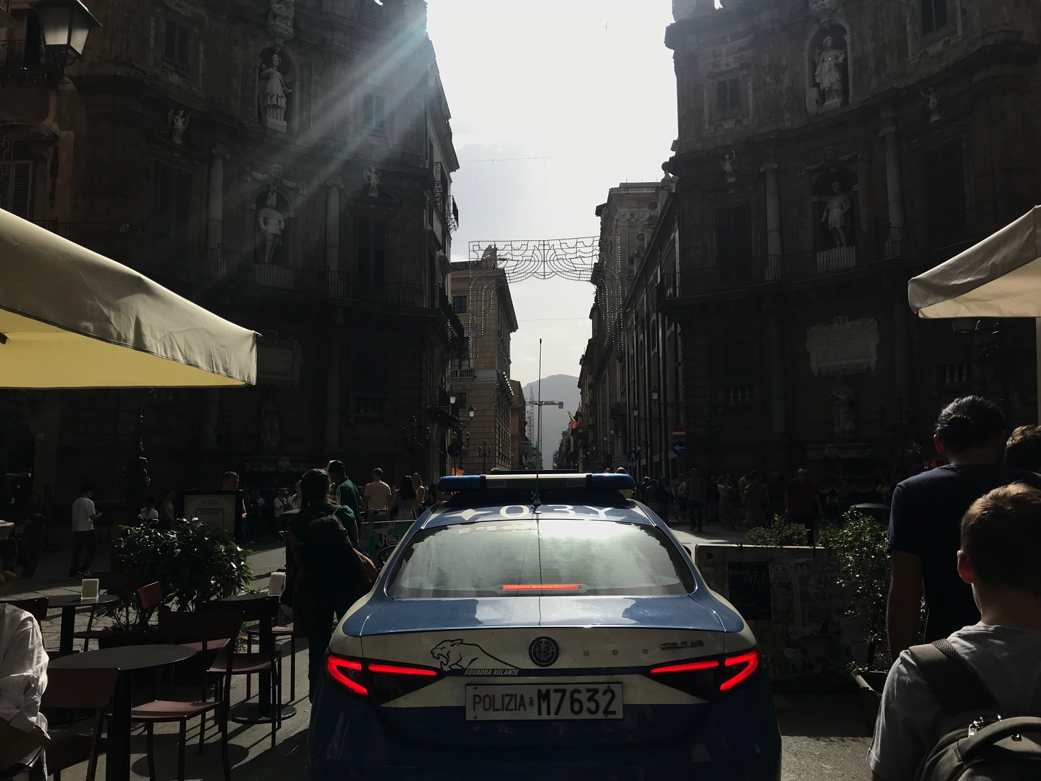 Brandisce un’accetta nel centro storico di Palermo: individuato e denunciato dalla Polizia di Stato Brandisce un’accetta nel centro storico di Palermo: individuato e denunciato dalla Polizia di Stato