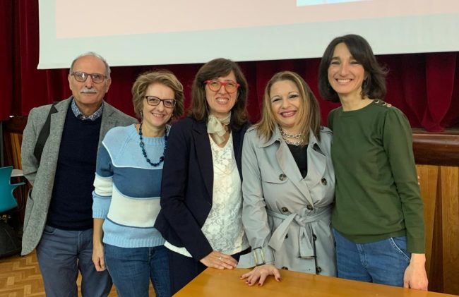 Al Liceo “Regina Elena” di Acireale si conclude il progetto “Letteratura e nonviolenza” dialogando con Simona Lo Iacono sul suo ultimo libro