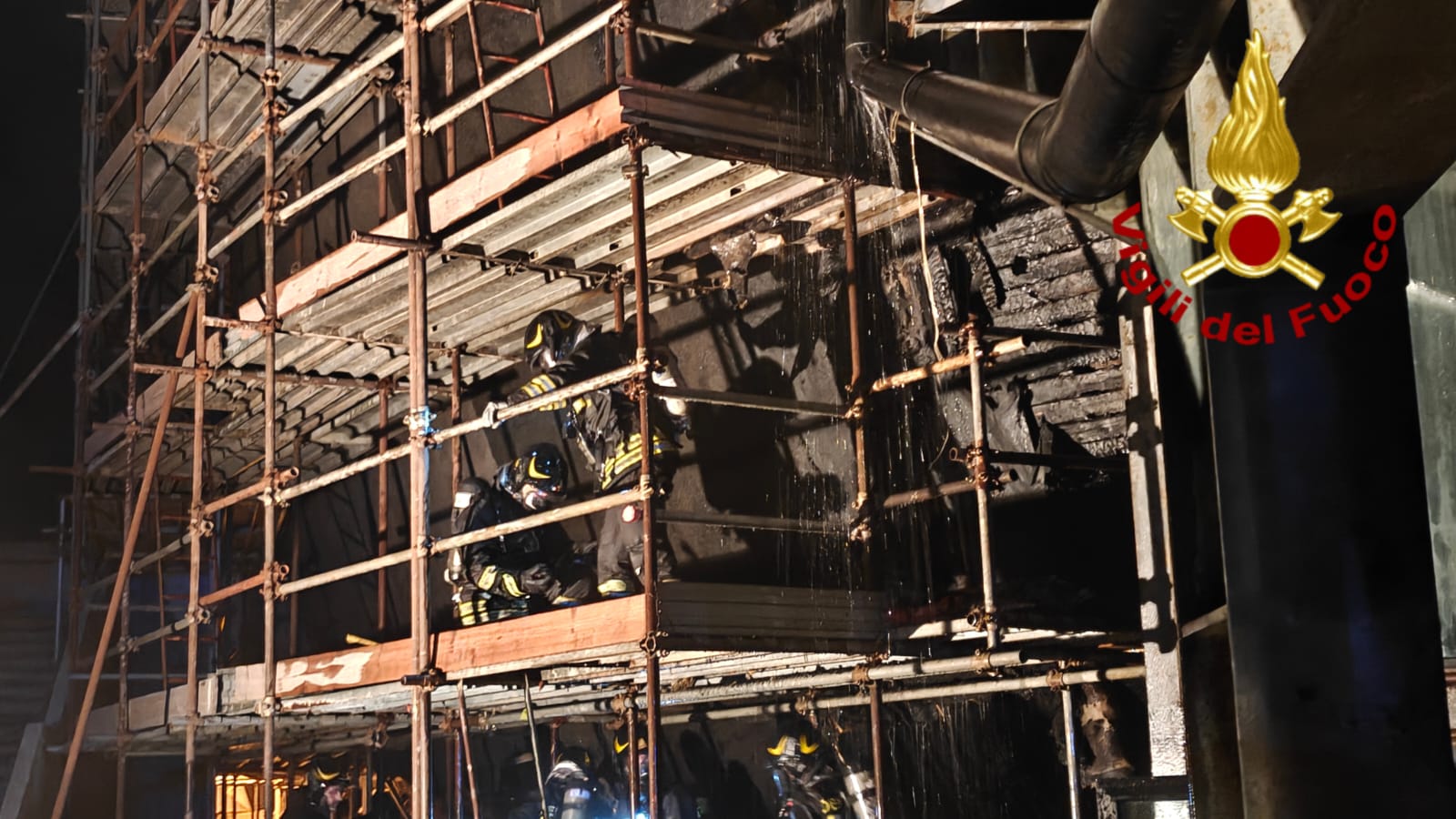 Incendio alle Ciminiere di Catania: fiamme nel teatro da 1.200 posti