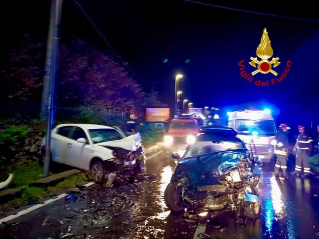Linguaglossa, incidente tra due auto sulla SS120: incastrato tra le lamiere un 24enne
