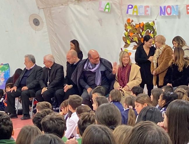 Una festa di accoglienza per l’Arcivescovo: la scuola I.C.S. “I.Calvino” di Catania si fa comunità di pace e fraternità