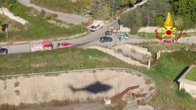 Auto trasformata in una camera a gas con una bombola di GPL: vigili del fuoco salvano un uomo