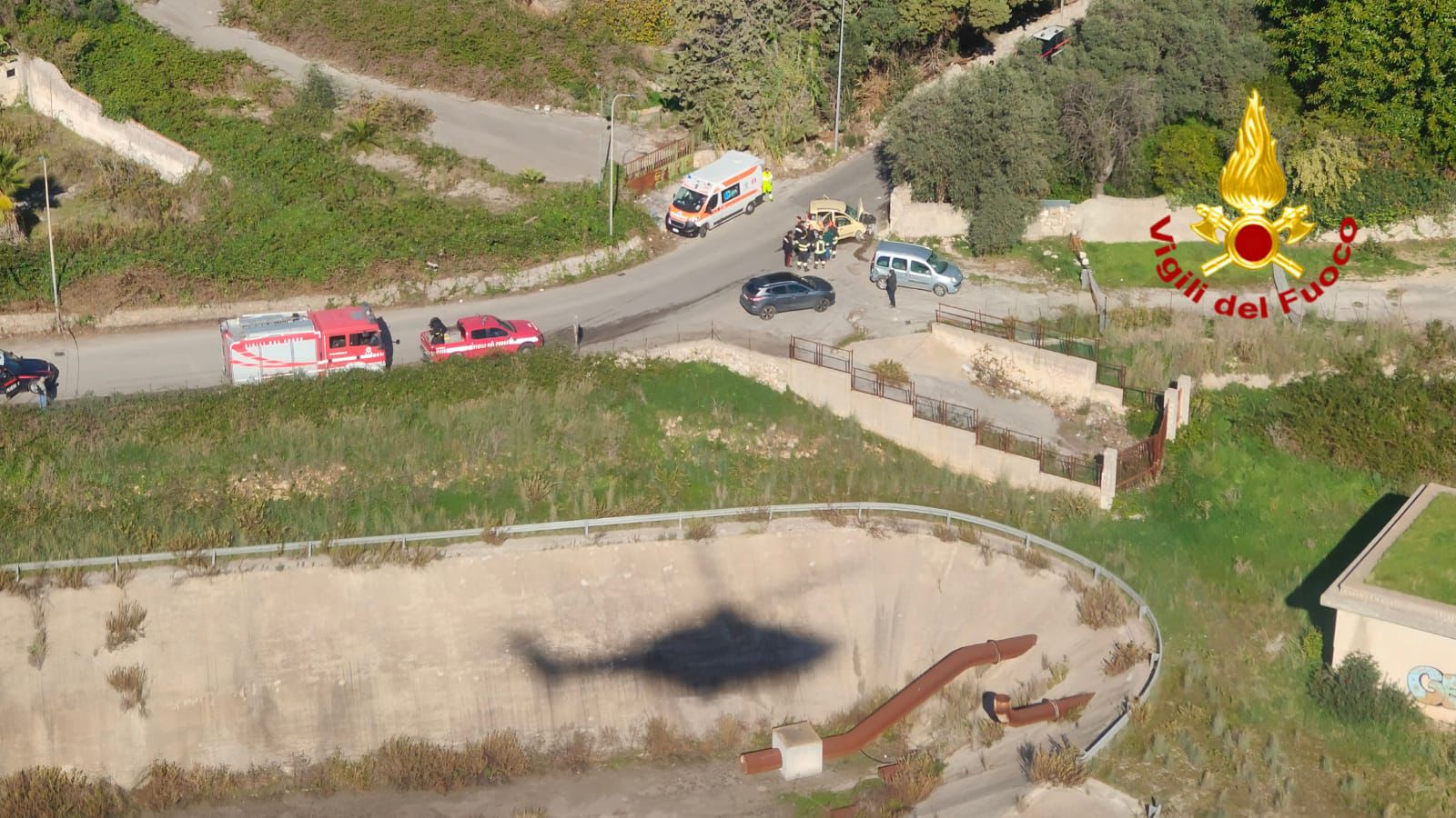Auto trasformata in una camera a gas con una bombola di GPL: vigili del fuoco salvano un uomo
