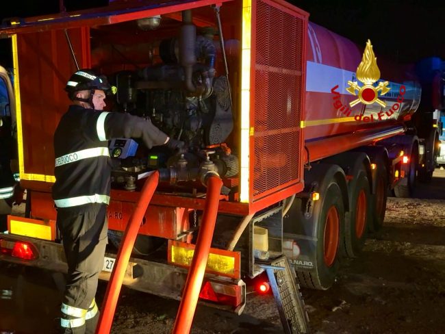Vasto incendio in un’azienda di trattamento di materiali ferrosi di Vaccarizzo