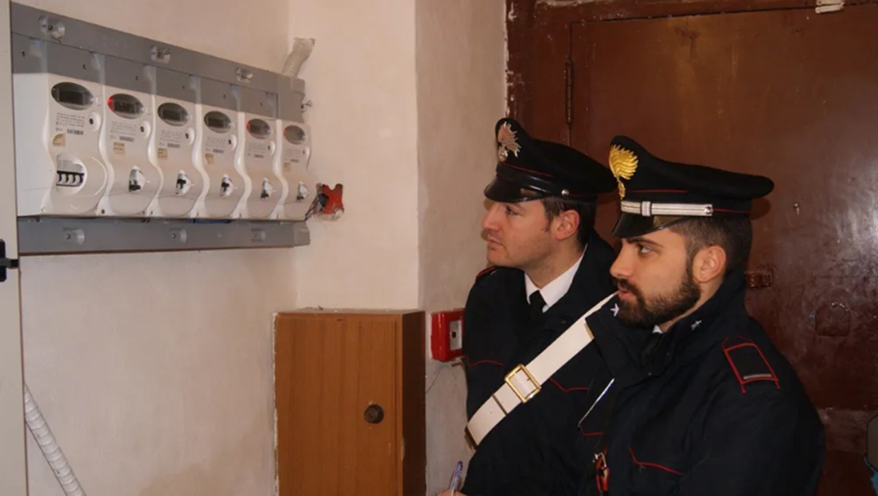 Allaccio abusivo alla rete elettrica, arrestato un 60enne: anche la casa al mare “gratis”