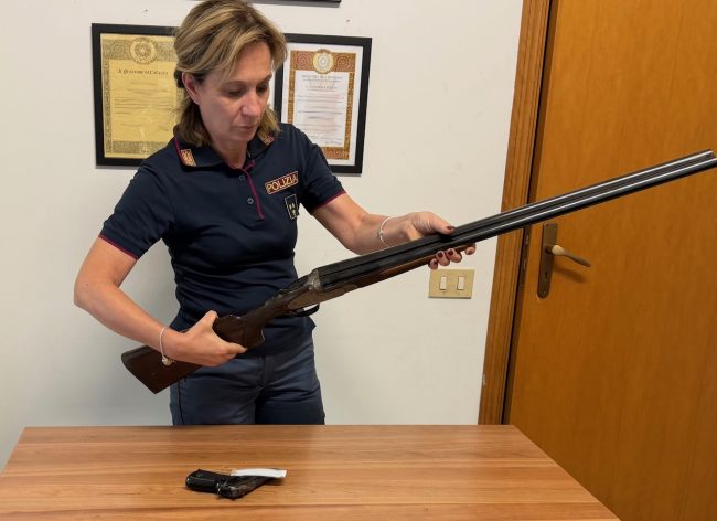 Catania, sposta due armi senza comunicarlo: 44enne denunciato dalla Polizia di Stato