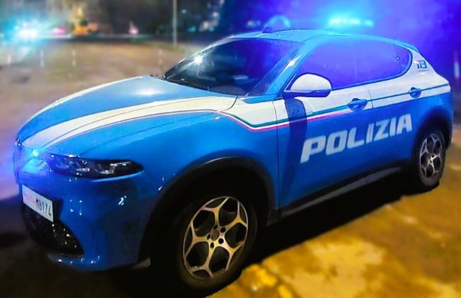 Calci, pugni e morsi contro gli agenti: “Io non ho fatto niente, andate a prendere i delinquenti”