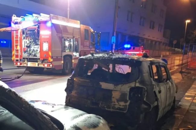 Modica, tre auto della Guardia di Finanza distrutte da un incendio