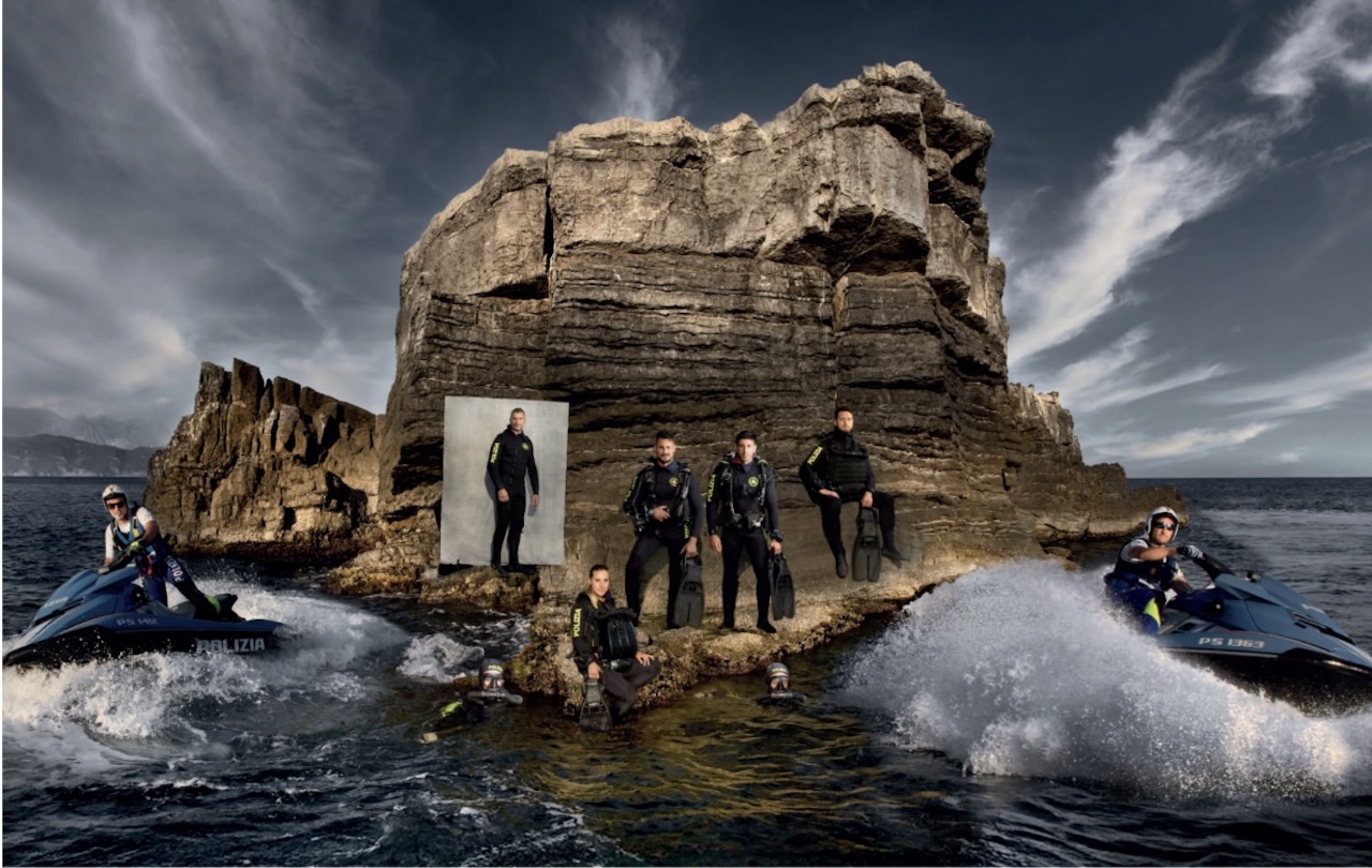 La Polizia di Stato presenta il Calendario 2026: l’impegno benefico e le storie dietro la divisa La Polizia di Stato presenta il Calendario 2026: l’impegno benefico e le storie dietro la divisa