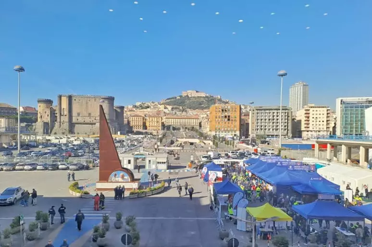 Campi Flegrei, esercitazione al porto di Napoli: studenti e docenti simulano l’evacuazione verso Sicilia e Sardegna Campi Flegrei, esercitazione al porto di Napoli: studenti e docenti simulano l’evacuazione verso Sicilia e Sardegna