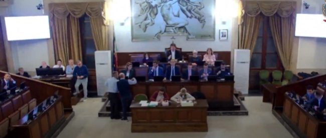 Consiglio comunale di Catania approva quattro variazioni di bilancio: il Saluto ai nuovi assessori