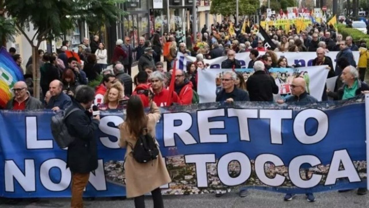 In migliaia al corteo No Ponte a Messina. L’ex sindaco Accorinti: “Lo Stretto non si tocca” In migliaia al corteo No Ponte a Messina. L’ex sindaco Accorinti: “Lo Stretto non si tocca”