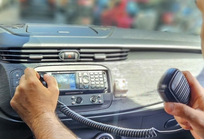 Catania, ladri si fingono operatori ecologici e tentano di smontare le portiere di un’auto