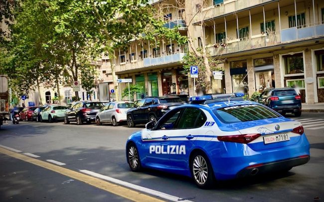 Tenta di rubare dalle auto in sosta, scoperto dalla vittima e bloccato dai poliziotti: arrestato pluripregiudicato catanese