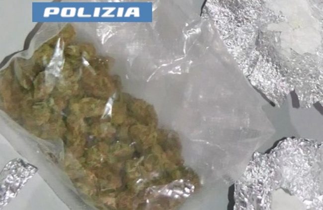 Catania, con la droga in auto si rifugia in un centro scommesse: arrestato
