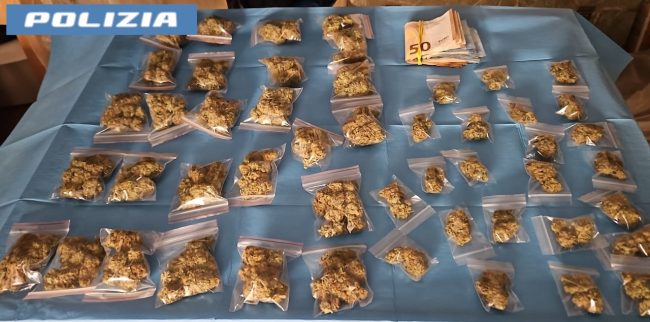 Teneva in cantina droga, denaro e un fucile a canne mozze: arrestato 16enne catanese