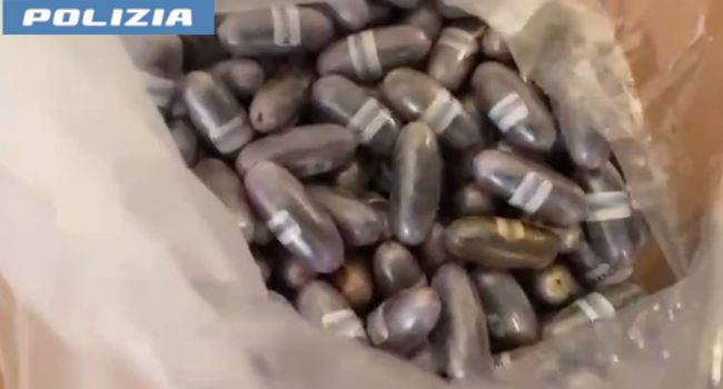 Scoperto a Nesima un garage carico di panetti e ovuli di droga – VIDEO