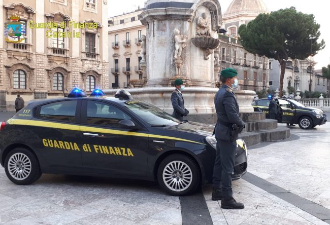 Maxi sequestro di prodotti contraffatti nel Catanese: le verifiche in occasione del “Black Friday”