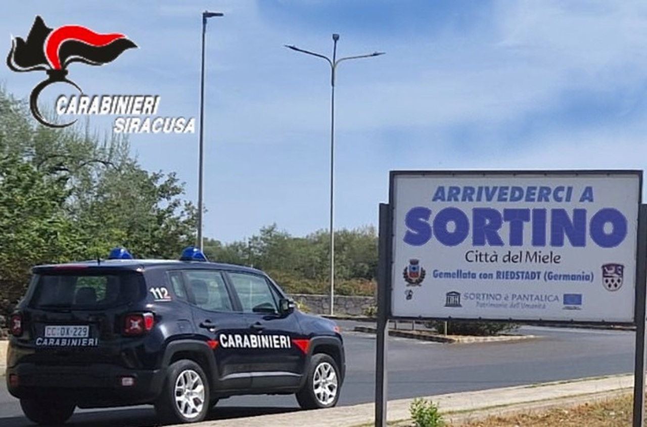 Coppia fermata a Sortino con droga e contanti: denunciata la moglie, segnalato il marito Coppia fermata a Sortino con droga e contanti: denunciata la moglie, segnalato il marito