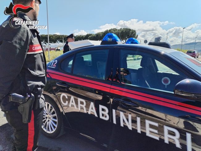Dai maltrattamenti ai furti in un supermercato: doppio arresto nel Siracusano