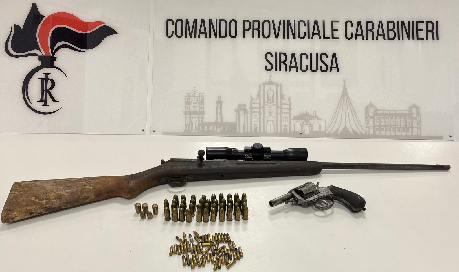 Siracusa, controllo dei carabinieri porta alla scoperta di un arsenale illegale in un’auto