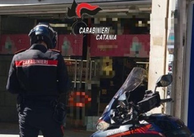 Sorpresi mentre rubano vestiti in un negozio: due denunce a Catania