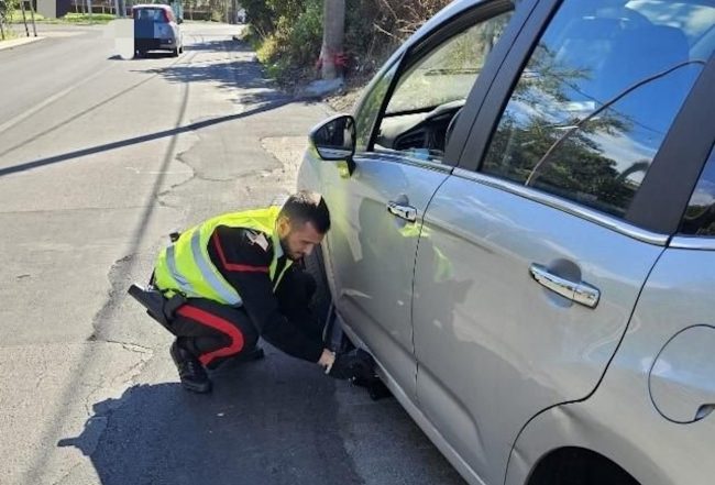 Mascalucia, Carabinieri aiutano coppia di anziani in panne e sostituiscono lo pneumatico