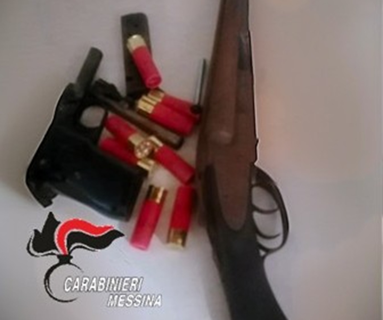 Fucile a canne mozze e pistola clandestina nascosti in cucina: 21enne arrestato a Messina