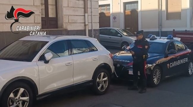 Trovati a smontare un’auto lungo la via Plaja: due arresti a Catania