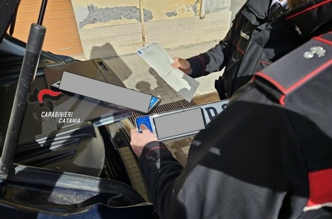 Giarre, denunciato 47enne per documenti falsi e auto sospette