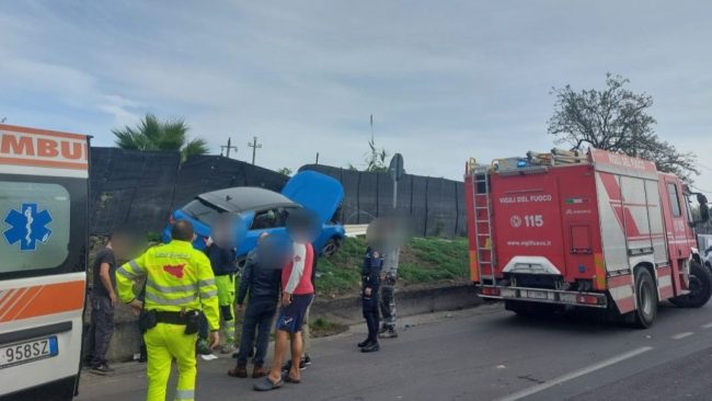 Incidente a Motta Sant’Anastasia, auto “fa un volo” su un’aiuola