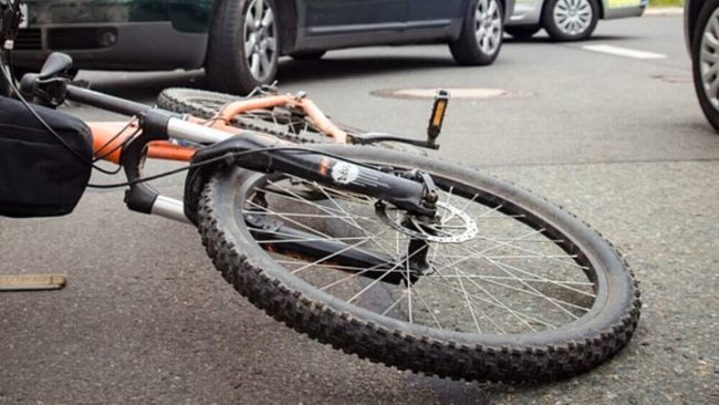 Incidente a Floridia, ciclista investito da un’auto muore sul colpo. Si indaga per omicidio stradale