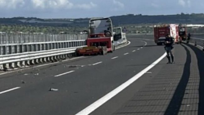 Incidente mortale sulla A18: camion fuori strada tra Modica e Ispica