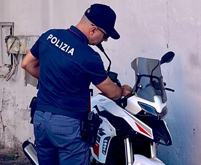 Catania, ruba una moto e la nasconde in un garage a Librino: la Polizia la ritrova in poche ore