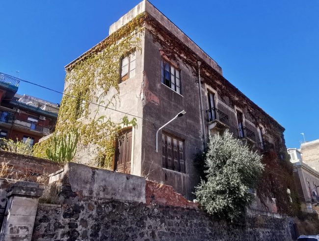edificio abbadonato via ala catania