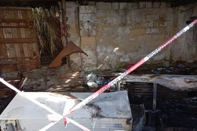 Marsala, incendio in un magazzino abbandonato di fronte al porto