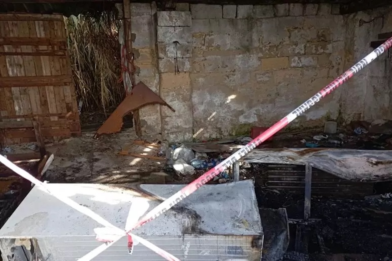 Marsala, incendio in un magazzino abbandonato di fronte al porto