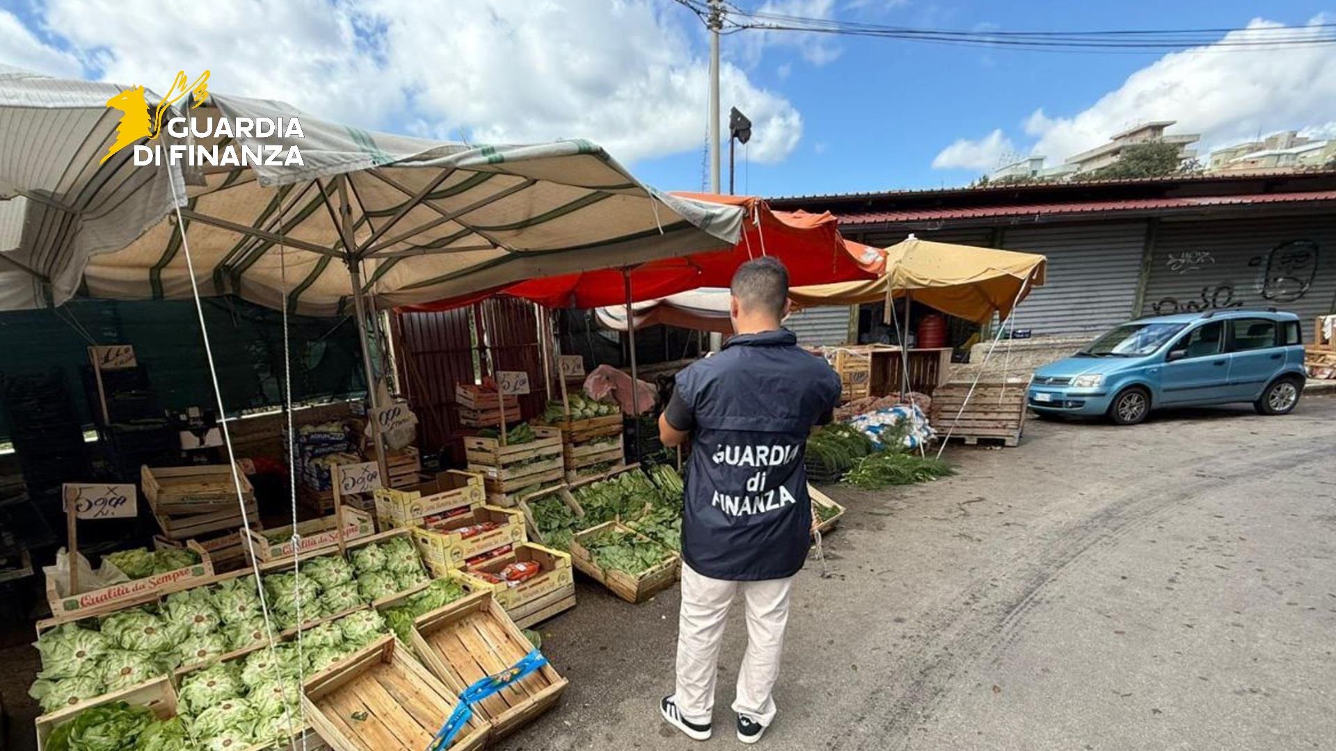 Scoperto mercato ortofrutticolo abusivo alla Zisa: 11 lavoratori in nero e 6,5 tonnellate di merce sequestrata