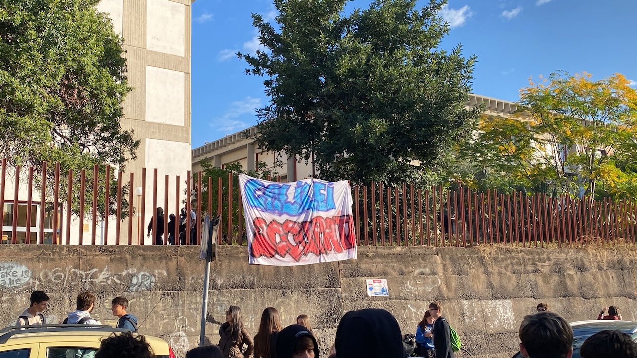 Nuovamente occupato il Liceo Scientifico “Galileo Galilei” di Catania: le motivazioni dietro il gesto degli studenti Nuovamente occupato il Liceo Scientifico “Galileo Galilei” di Catania: le motivazioni dietro il gesto degli studenti