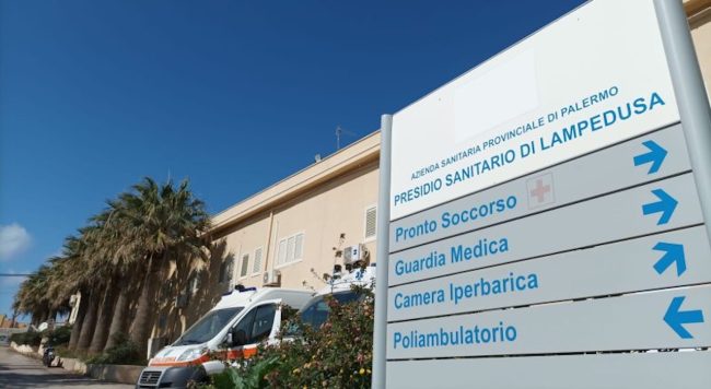 Tragedia tra i 47 soccorsi a Lampedusa: morto un migrante per intossicazione da idrocarburi