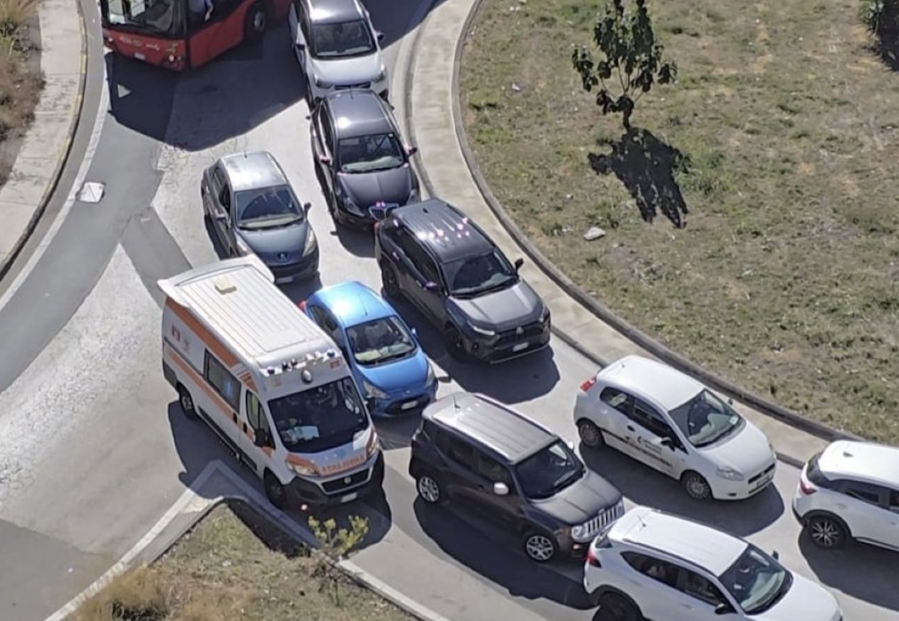 La “sbarra” della discordia: ancora disagi alla viabilità vicino l’ospedale San Marco