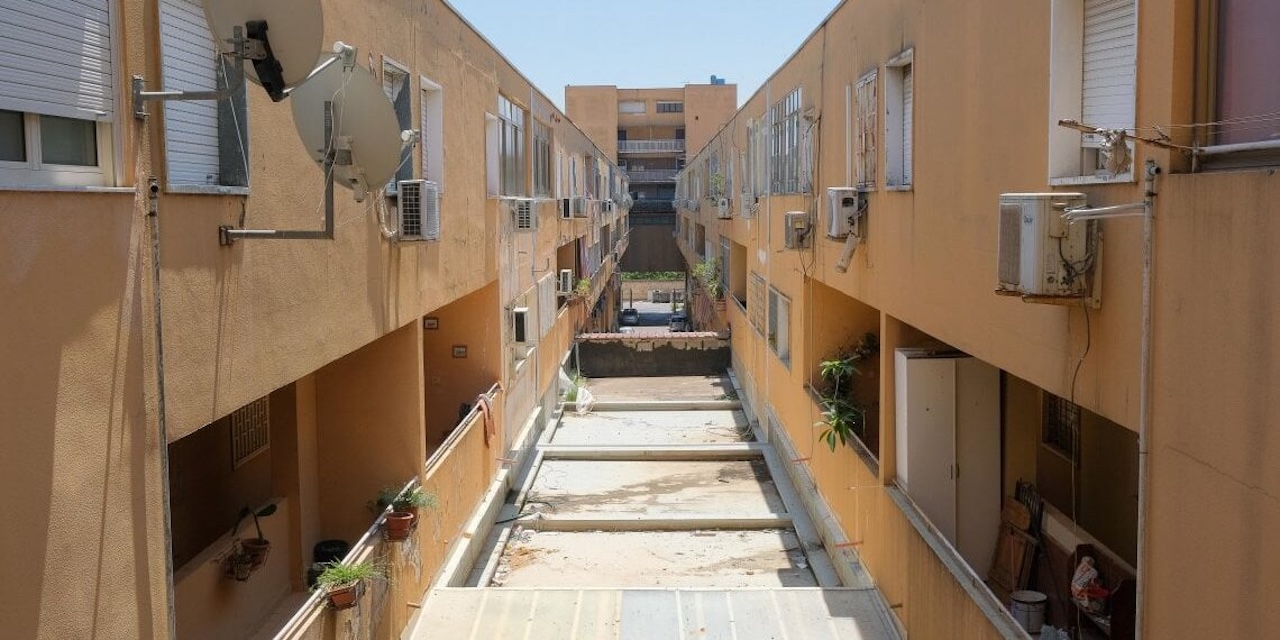 Via ai lavori nell’alloggio popolare vandalizzato a Borgo Nuovo. Aricò: “Segnale di legalità”