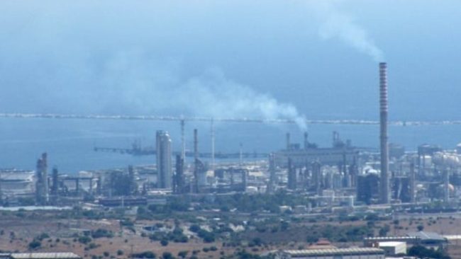 Sequestrato un serbatoio del petrolchimico di Priolo dopo strabordamento