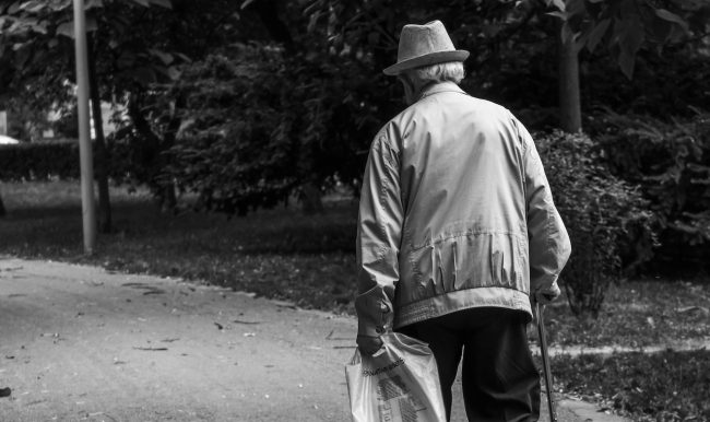 Di notte sulla SS115 a piedi e in stato confusionale: messo in salvo un anziano
