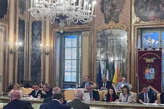 Palermo, approvata variazione di bilancio da 21 milioni: investimenti su scuole, strade e impianti sportivi